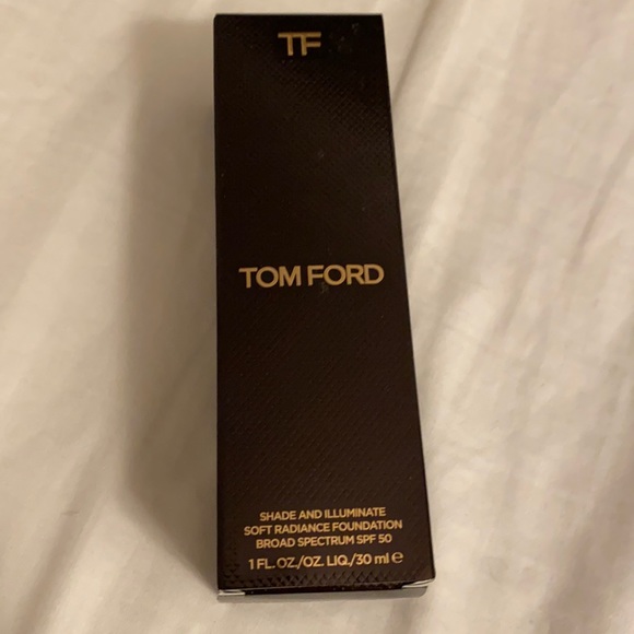 Tom Ford shade and illuminate soft radiance foundation broad spectrum SPF50 - Picture 1 of 4